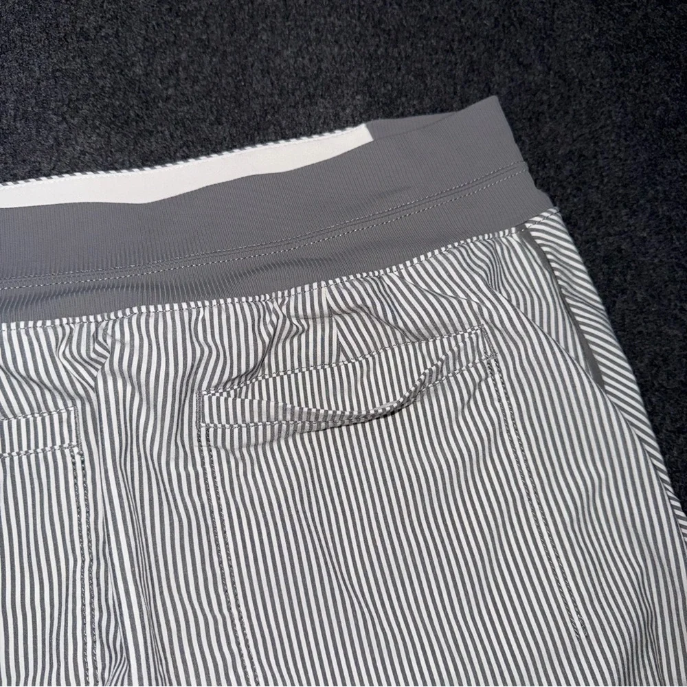 Athleta Brooklyn Textured 16” Skort Skirt City Stripe White Gray Size 6 988134